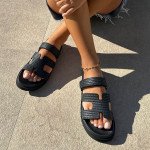 Άνετα γυναικεία σανδάλια με λουράκι, μαύρο