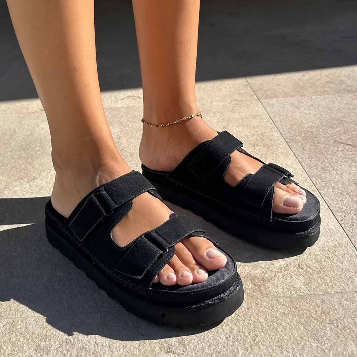 Μαύρα suede flatforms με αυτοκόλλητα λουράκια