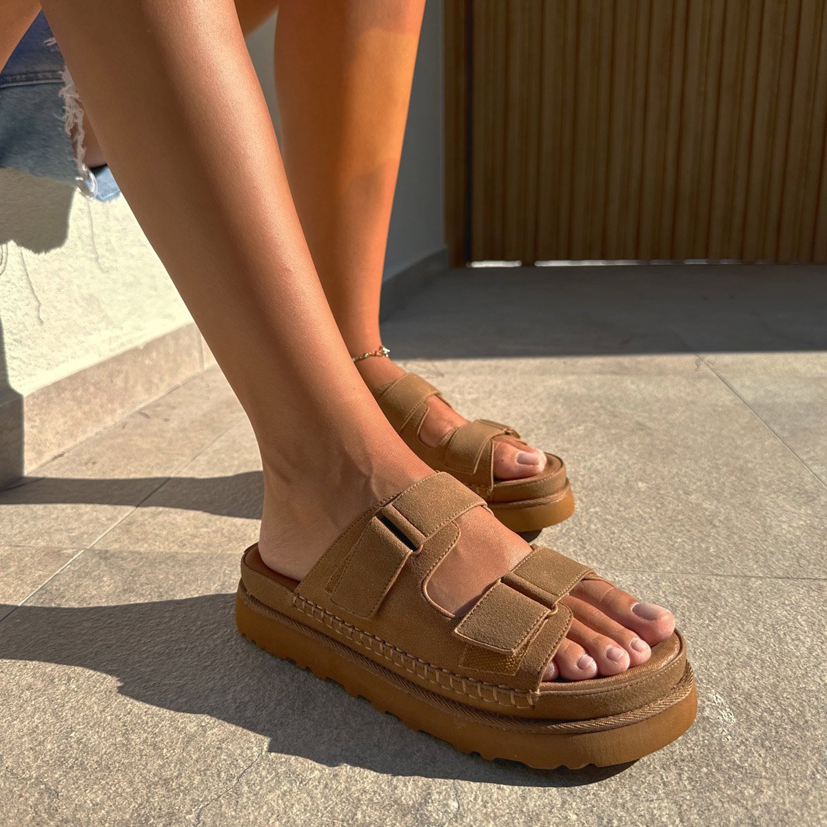 Suede flatforms με αυτοκόλλητα λουράκια, ταμπά