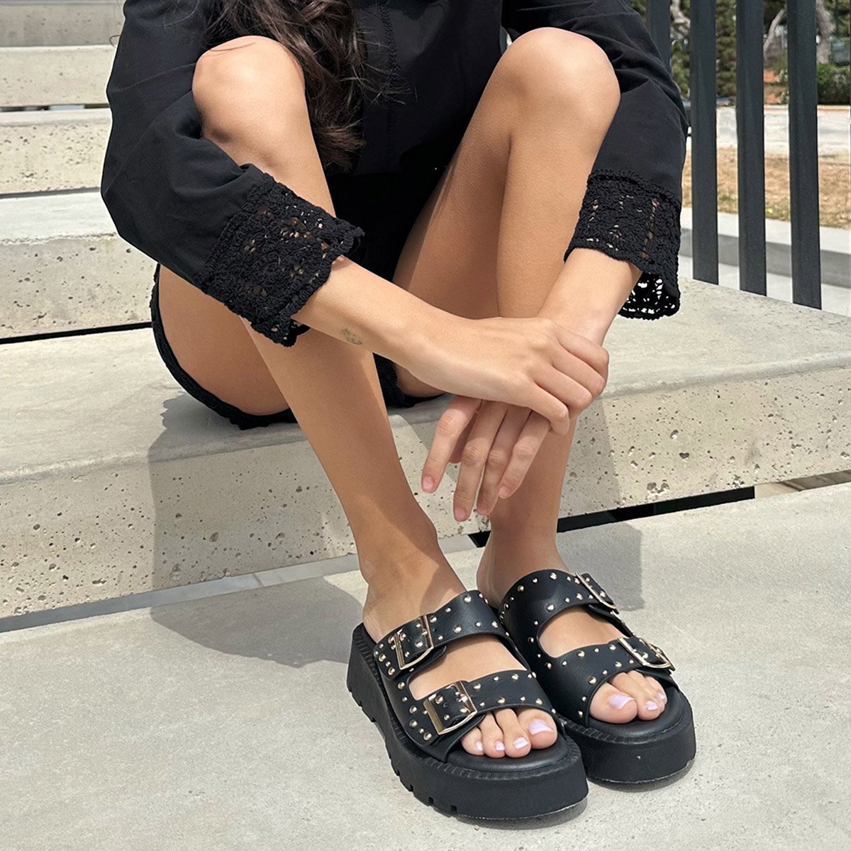 Μαύρα flatforms με λουράκια διακοσμημένα με τρουκς