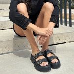 Μαύρα flatforms με λουράκια διακοσμημένα με τρουκς
