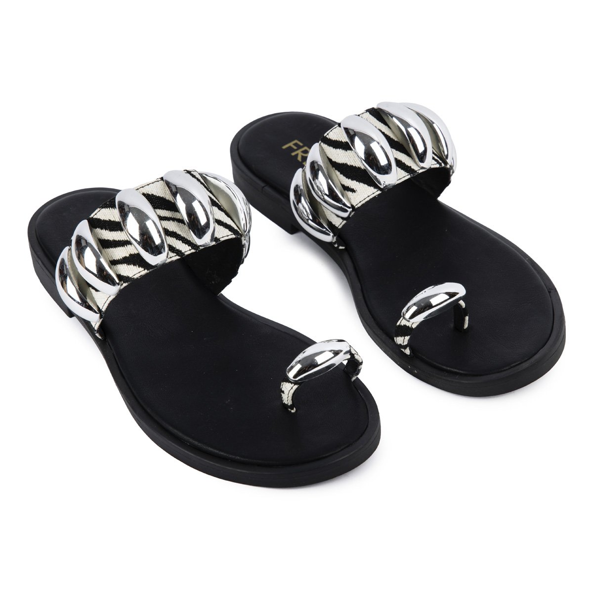 Σανδάλια Fred με μεταλλικές λεπτομέρειες και toe ring  σε ιδιαίτερο μοτίβο, ασπρομαυρο
