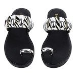 Σανδάλια Fred με μεταλλικές λεπτομέρειες και toe ring  σε ιδιαίτερο μοτίβο, ασπρομαυρο