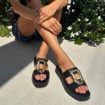 Δερμάτινα σανδάλια Fred με oversized μεταλλικό στοιχείο, μαύρο