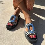 Σανδάλια Fred με oversized μεταλλικό στοιχείο, λευκό μαύρο