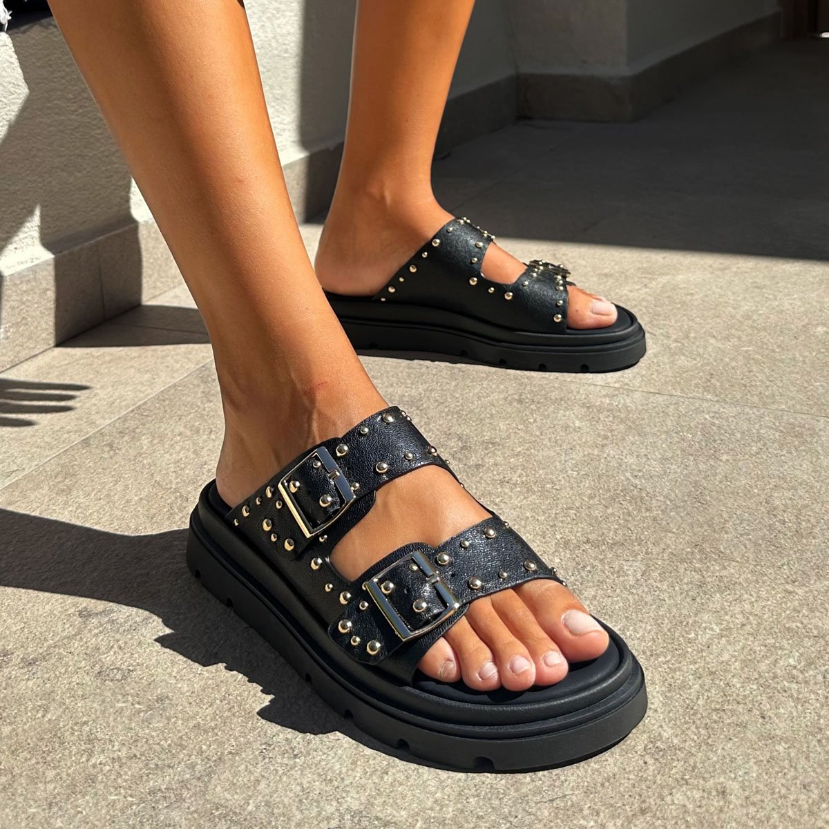 Μαύρα flatforms με λουράκια διακοσμημένα με τρουκς