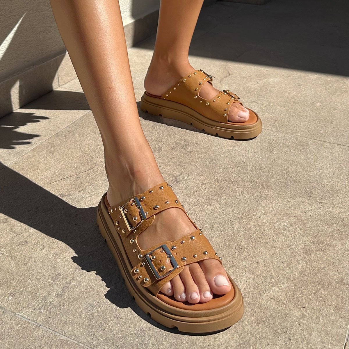 Flatforms με λουράκια διακοσμημένα με τρουκς, καραμελ