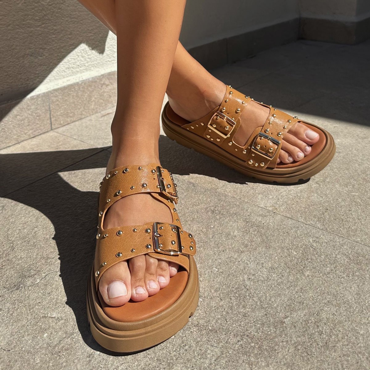 Flatforms με λουράκια διακοσμημένα με τρουκς, καραμελ