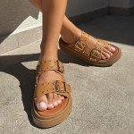 Flatforms με λουράκια διακοσμημένα με τρουκς, καραμελ