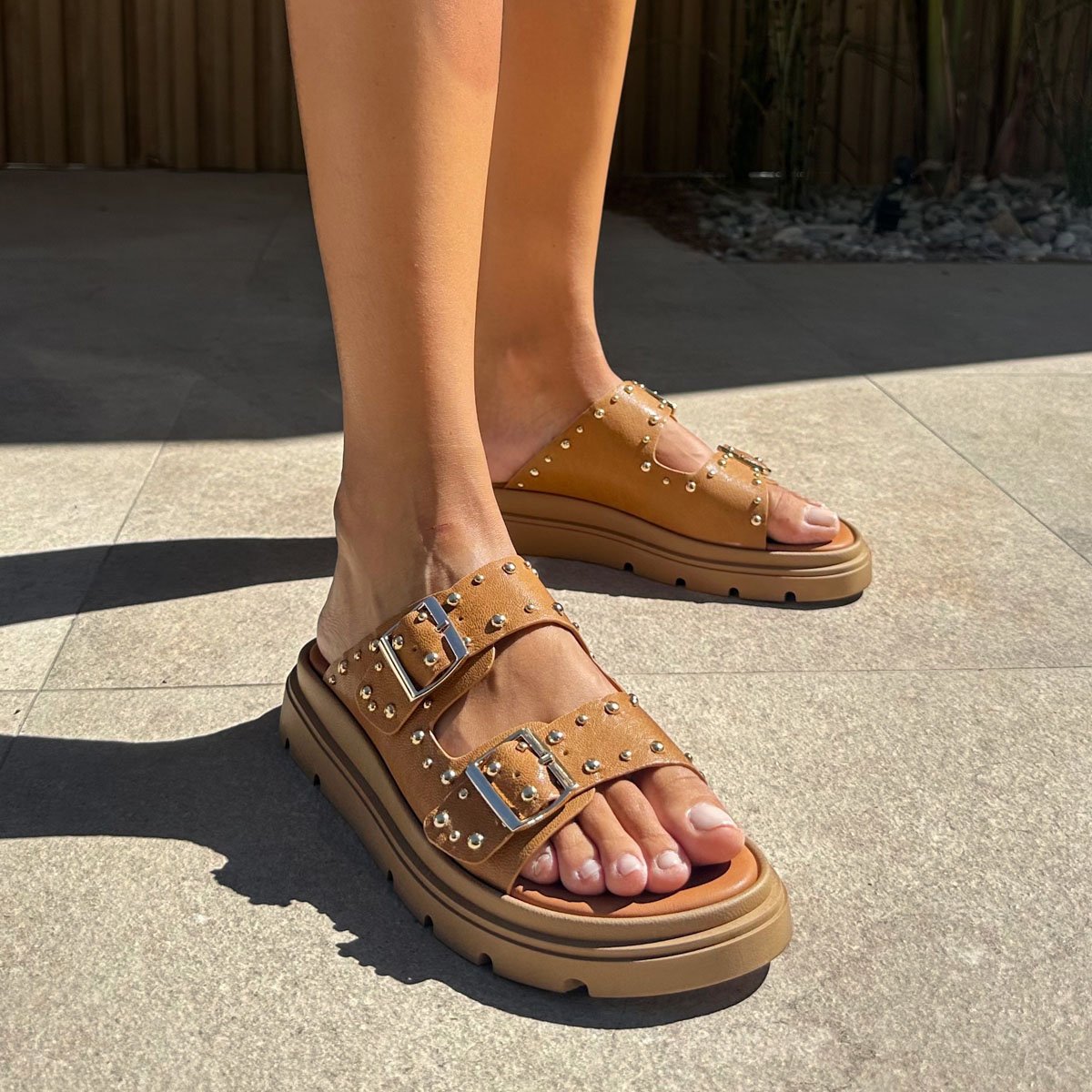 Flatforms με λουράκια διακοσμημένα με τρουκς, καραμελ