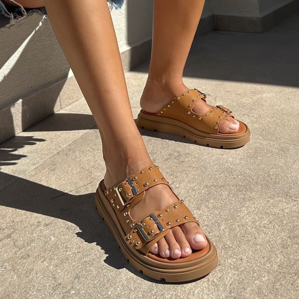 Flatforms με λουράκια διακοσμημένα με τρουκς, καραμελ