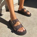 Flatforms με λουράκια διακοσμημένα με τρουκς, καφέ σκούρο