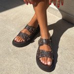 Flatforms με λουράκια διακοσμημένα με τρουκς, καφέ σκούρο