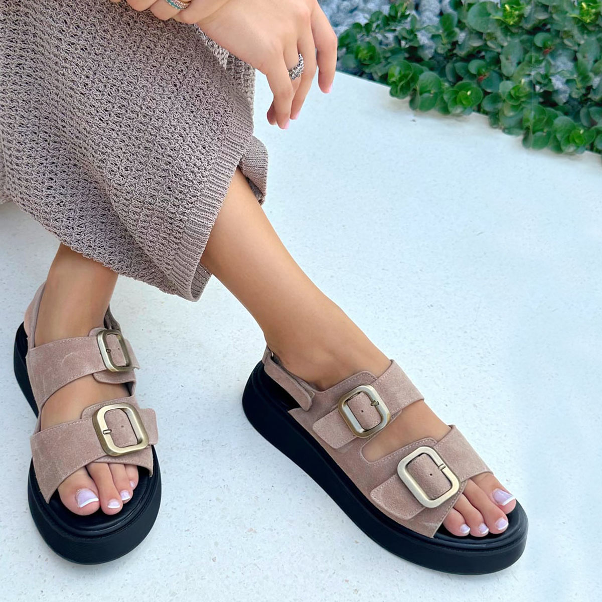Fred suede flatforms με μεταλλικές αγκράφες, σκούρο μπεζ