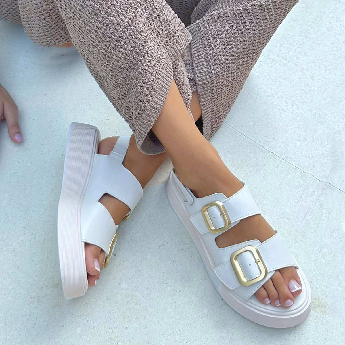 Fred δερμάτινα flatforms με μεταλλικές αγκράφες, λευκό