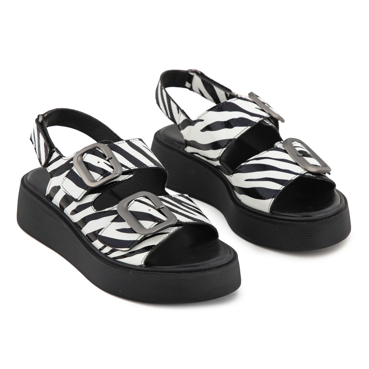 Fred δερμάτινα flatforms με μεταλλικές αγκράφες, ζεμπρα
