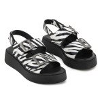 Fred δερμάτινα flatforms με μεταλλικές αγκράφες, ζεμπρα