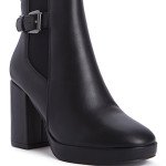 Γυναικεία ankle boots με λουράκι και αγκράφα, μαύρο